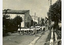 14 juillet, les enfants défilent avec leur “maîtresse“ / Visuel : D.R.
