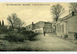 1918 - À notre gauche, la place ; à notre droite, l'école des filles ; au fond, la mairie / Visuel : D.R.