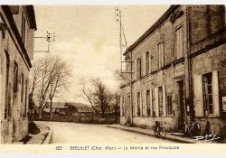 À notre droite, la mairie, l'école de garçons, et au fond, la place / Visuel : D.R.