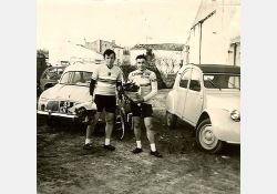 Années 60, jeunes cyclistes breuilletons, les frères Roullin (Éric et Yvon), après une victoire / Visuel : D.R.