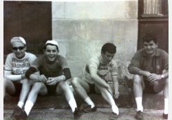 Yvon Roullin, Patrick François, Jean-Pierre Gauvrit et Bernard Prou (Étaules) pendant les Boucles de la Seudre 1965 remportées par Patrick. / Visuel : D.R.