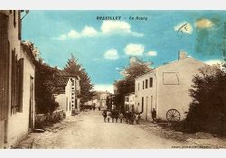 Centre bourg - Les enfants reviennent à pied de l'école. Ils passent entre le charron (à droite) et le café. / Visuel : D.R.