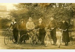Devant les grilles du temple, les infatigables cyclistes nous regardent passer / Visuel : D.R.