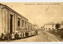 L'école des filles, au centre du bourg, face au champ de foire (la place). Elle accueillait aussi les petits garçons. / Visuel : D.R.