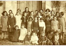 École du dimanche, 1929
1{e}er{e} rang (en haut) : ?, Henriette Gaudin (cachée), Lucie Guillorit, Janine Prou, Georgette Sibilaud, Marcelle Duport, Odile gailllot, Andrée Lys, Francine Bernard
2{e}e{e} rang : Marcelle Bernard, Jeannette Benest, Yvonne Samson, Odette Lusinier, Yvette Benest
3{e}e{e} rang : Madeleine Guillorit, Georgette Poinçon, Lily Samson, Mireille Guérin, Éliane Bertin, Gisèle Barrot, Simone Favre
4{e}e{e} rang (accroupies) : Renée Poinçon, Lucie Prigent, Yvette Gauvrit, Liliane Guérin, Germain Prigent (?), Marcelle Guillorit, Henriette Chalivat / Visuel : D.R.