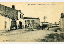 L'entrée de Breuillet, en venant de Royan, au niveau du croisement de la route allant du cimetière actuel à l'église. L'échoppe du tailleur est la maison (à gauche) avec 1 étage. / Visuel : D.R.