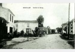 La même vue quelques années plus tard. La mairie actuelle était alors le presbytère protestant (bâtiment près du 2{e}e{e} poteau à droite). / Visuel : D.R.