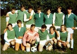 Équipe de foot de Breuillet
De gauche à droite, debouts : Joël Piaud, Jacky Hervé, Jean-Paul Orion, Francis Forgit, Jean-Claude Orion, Michel Valade, Jean-Pierre Michaud
À genoux : Michel Mercier, Jean-François Pinson, Gaston Gomet, Paul Fétiveau, Jean-Pierre Morin, Bernard Riffaud / Visuel : D.R.