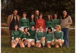 Foot féminin Breuillet, 1974
De gauche à droite, dirigeants : Pierre Bonhomme, Claude Besson, Guy Meynet
Debouts : Élisabeth Tard, Dominique Bonhomme, Françoise Collin, Évelyne Prigent, Valérie Robert
À genoux : Guylaine Meynet, Catherine Michaud, Nicole Menenteau, Jocelyne Dupré, Carole Bonhomme, Roselyne Vattolo / Visuel : D.R.