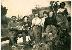 La charrette et sa cuve constituaient le décor idéal pour immortaliser une bonne journée de vendanges - 03 / Visuel : D.R.