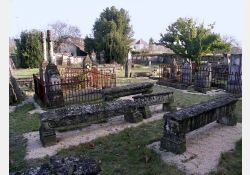 Le cimetière de l'église et ses tombes saintongeaises / Visuel : D.R.