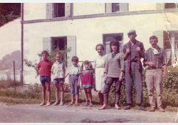 Le dernier boulanger de la Société de Panification du Candé, Jean-Michel Pinson et sa famille devant la boulangerie du Candé, 1963 / Visuel : D.R.