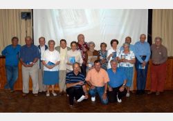 De gauche à droite : Paul Bégouin (né en 1936), Robert favre (1923-2014), Jean Priam-Doizi (1923-2018), Ginette Courpron (née en 1931), Marcel Gauvrit (1924-2008), Simone Rivière (1926-2017), Jean-Pierre Roullin (1934-2009), Éliane Picaud (1924-2021), Lucette Girard (née en 1930), Édith Fougère (1927-2018), Henriette Michaud (1926-2020), Régis Bertin (né en 1938), Pierre Charles (1928-2015), Maurice Samson (1926-2014).
Absente : Christiane Luneau (1932-2019).
Accroupis : Alain Bertin (Président), Jacques Machefert (réalisateur), Alain Christophe (illustration musicale). / Visuel : D.R.