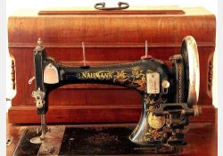 Machine à coudre Naumann / Visuel : D.R.