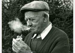 “On était heureux“, dit Marcelle en évoquant le Breuillet d'autrefois, sa cigarette de gris aux lèvres / Visuel : D.R.