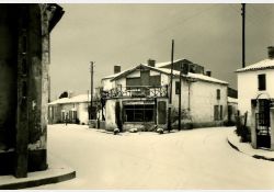 Rue du centre - Lors du terrible hiver 1956, au croisement de l'actuelle mairie / Visuel : D.R.