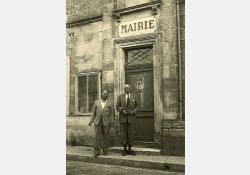 Saluons le maire et son secrétaire / Visuel : D.R.