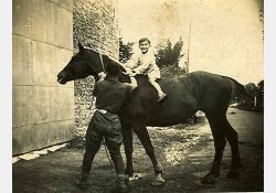 Soldat allemand avec son cheval, 1940 / Visuel : D.R.