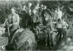 Vendanges au Billeau - tracteur / Visuel : D.R.