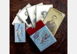 Boîte de photos, 1920 / Visuel : D.R.