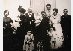 Deux naines dans le village de Théon vivaient “leur différence“ dans la communauté campagnarde, 1916 - 01 / Visuel : D.R.