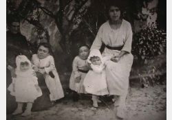 Deux naines dans le village de Théon vivaient “leur différence“ dans la communauté campagnarde, 1916 - 02 / Visuel : D.R.